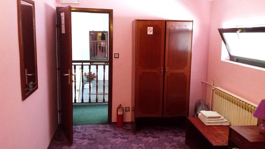 Guest House Gaja Novi Sad Oda fotoğraf